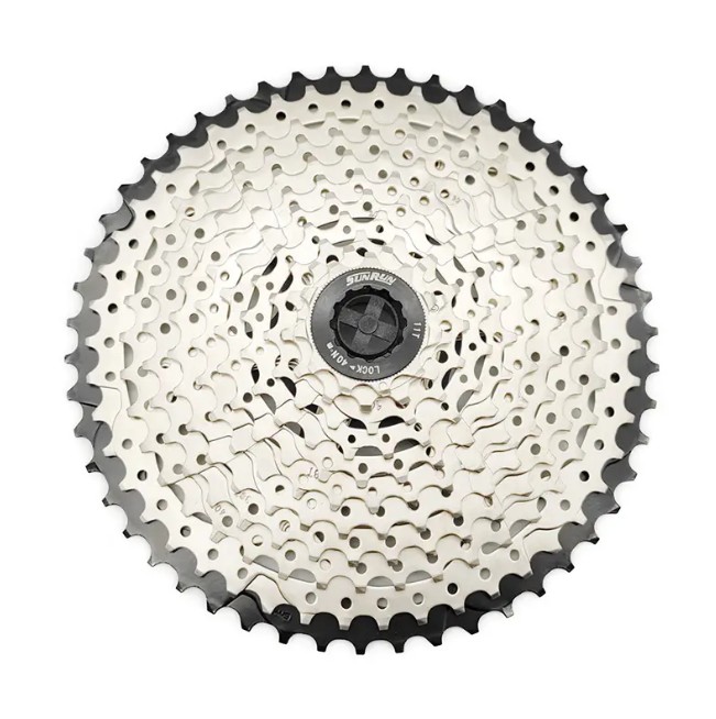 Paano nagpapabuti sa tibay at pagganap ng produkto ang paggamit ng mga materyales na haluang metal sa MTB Bicycle Cassette Sprocket na ito?